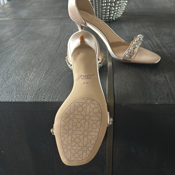 Champagne satin heels adorned with open-toed rhinestones. Bridal or Gala - Picture 5 of 9